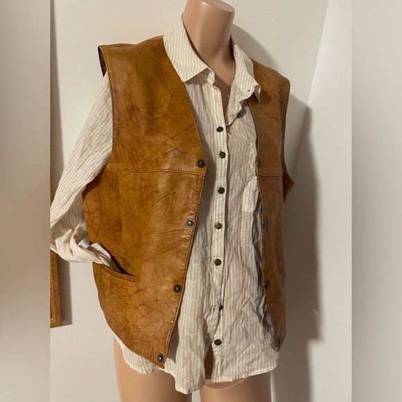 22” PTP Gorgeous vintage leather snap closure vest - Picture 3 of 7